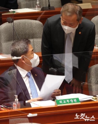 인사하는 박진 외교부 장관-이상민 행정안전부 장관