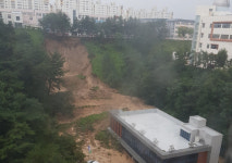태풍 힌남노 포항 대흥중학교 뒤 토사붕괴 아찔[영상]