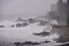 태풍 힌남노 지나갔지만…강원 동해안 폭풍해일주의보 긴장
