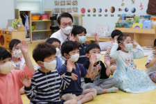 尹, 어린이집 방문 말씀 들으러 왔다…인구문제 적극 행보