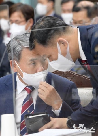 관계자와 대화하는 이종섭 국방부 장관
