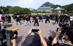 세계 각국 ‘K팝 커버댄스 대회 우승자의 플래시몹