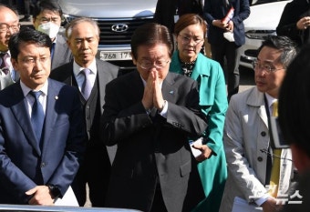 침통한 표정의 이재명 대표