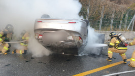 옥천서 전복된 승용차서 불…70대 연기흡입