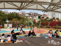 흐린 날씨에도 부산 곳곳에 늦가을 나들이…14일부터 기온 떨어져