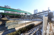 개통 6년 만에.. 내려앉은 도림보도육교