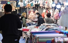 설 연휴 앞두고 분주한 한복상가