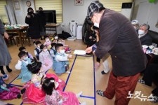 세뱃돈 받는 어린이들