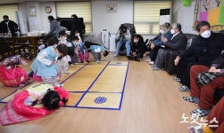 설빔 입고 경로당 찾아 세배하는 어린이들