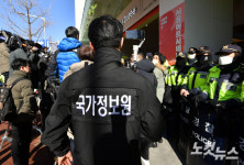 국정원·경찰, 민주노총 등 동시다발 압수수색…대치, 반발도