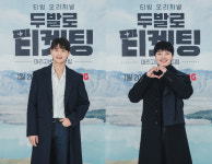 [현장EN:]두발로 티켓팅 하정우·주지훈 비호감 씻어낼까