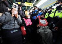 전장연, 삼각지역서 탑승 시위…4호선 상행 30여분 지연