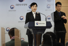 문 정부 임명 전현희…윤 대통령에 권익위 업무 서면보고