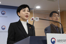 문 정부 임명 전현희…윤 대통령에 권익위 업무 서면보고