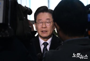 취재진 앞에 선 이재명 대표