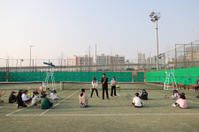 테니스, 성인 스포츠? 어린이 대상 아카데미 활기