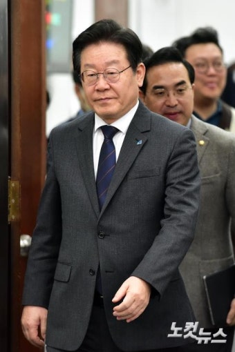 최고위원회의 참석하는 이재명 대표