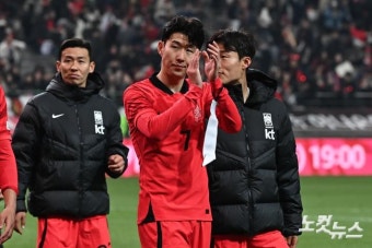 팬들에게 인사하는 캡틴 손흥민