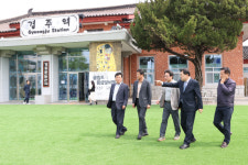 경주문화관1918 광장 아스팔트 대신 푸른 잔디 깔렸다