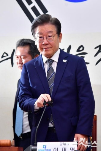 최고위원회의 참석하는 이재명 대표