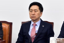 굳은 표정의 김기현 대표