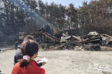 [르포]관광 성수기 앞두고…강릉 산불에 숙박시설 잿더미