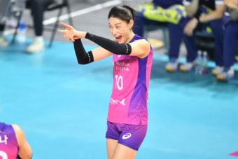 '배구 여제' 김연경, 핑크 군단에 남았다…흥국생명과 첫 FA 계약