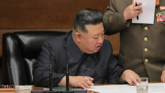 김정은, 참배 대신 딸 주애와 체육경기 관람하고 야간 준공식 참석