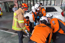 강릉 마트 주차장서 후진 차량에 치어 1명 사망