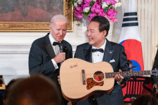 바이든, 尹 부부 환송 선물로 사진첩 전달…진심으로 즐거운 시간