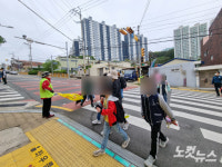 더 이상 희생 없어야 등굣길 안전 직접 지키는 청동초 학부모들