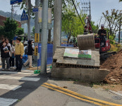 하단초등학교 담장 허물어 통학로 확장 공사 시작