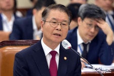 질의에 답변하는 이정식 고용노동부 장관