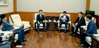 김영록 전남지사-김산 무안군수, 군 공항해법 '평행선' 확인…골 깊어져