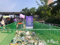 BTS는 팬데믹 견디게 한 빛…보랏빛으로 가득 찬 한강변