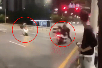 오토바이로 경찰 들이받은 중학생…
