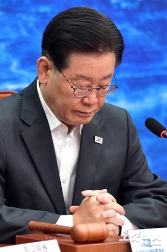 생각에 잠긴 이재명 대표