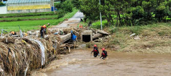 경북 예천 실종자 8명 수색 사흘째…산사태 매몰 현장 수색 난항