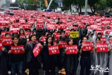 아동복지법 개정 촉구하며 구호 외치는 교사들