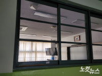 낡은 학교 이전 재고 따지는 동안 아이들은 추위에 떨었다