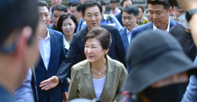 박근혜 전 대통령, 박정희 생가 방문…친박계 정치 재개, 그들의 뜻