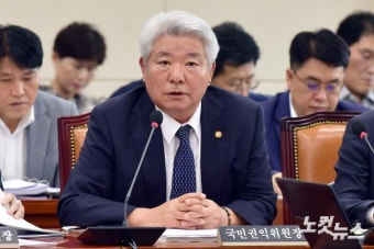 답변하는 김홍일 국민권익위원장