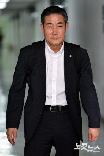 국회 의원회관 사무실로 향하는 신원식
