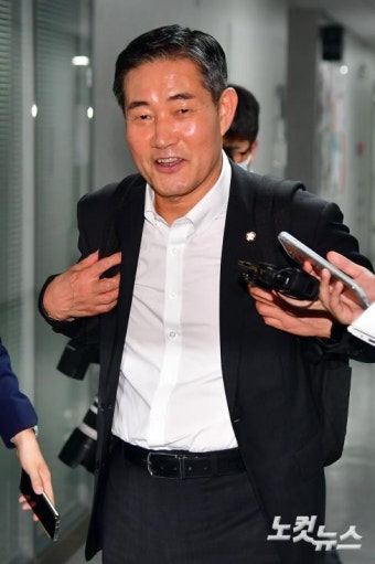 국회 의원회관 사무실로 향하는 신원식 국방부 장관 후보자