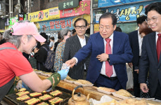 대구시 추석 맞이 전통시장 장보기 행사…홍준표 시장 관문시장 방문
