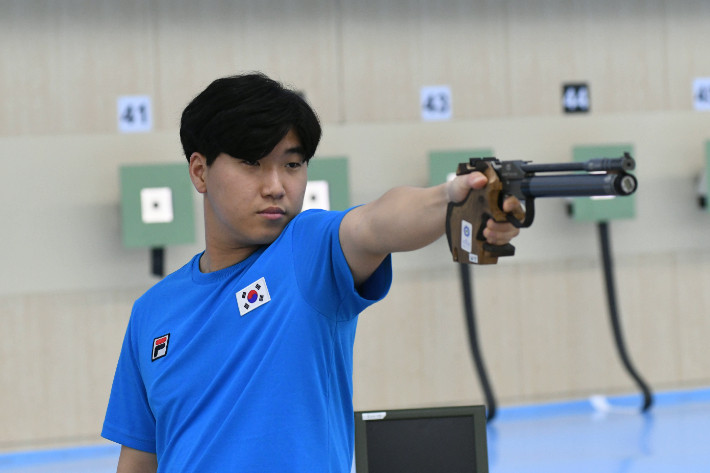 이원호 선수, 파리 올림픽 10m 사격 4위로 메달 획득 실패 희망과 실망의 결정적 순간
