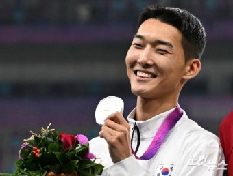 은메달 획득한 '스마일점퍼' 우상혁