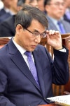 안경 만지는 노태악 중앙선거관리위원회 위원장