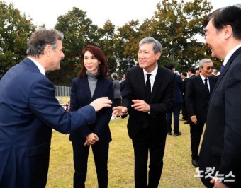 헝가리-중국 대사와 인사하는 노재헌 이사장, 노소영 관장