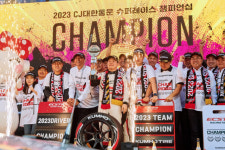 입대도 미루고 일군 생애 첫 우승 21살 최연소 CJ슈퍼레이스 챔피언 탄생
